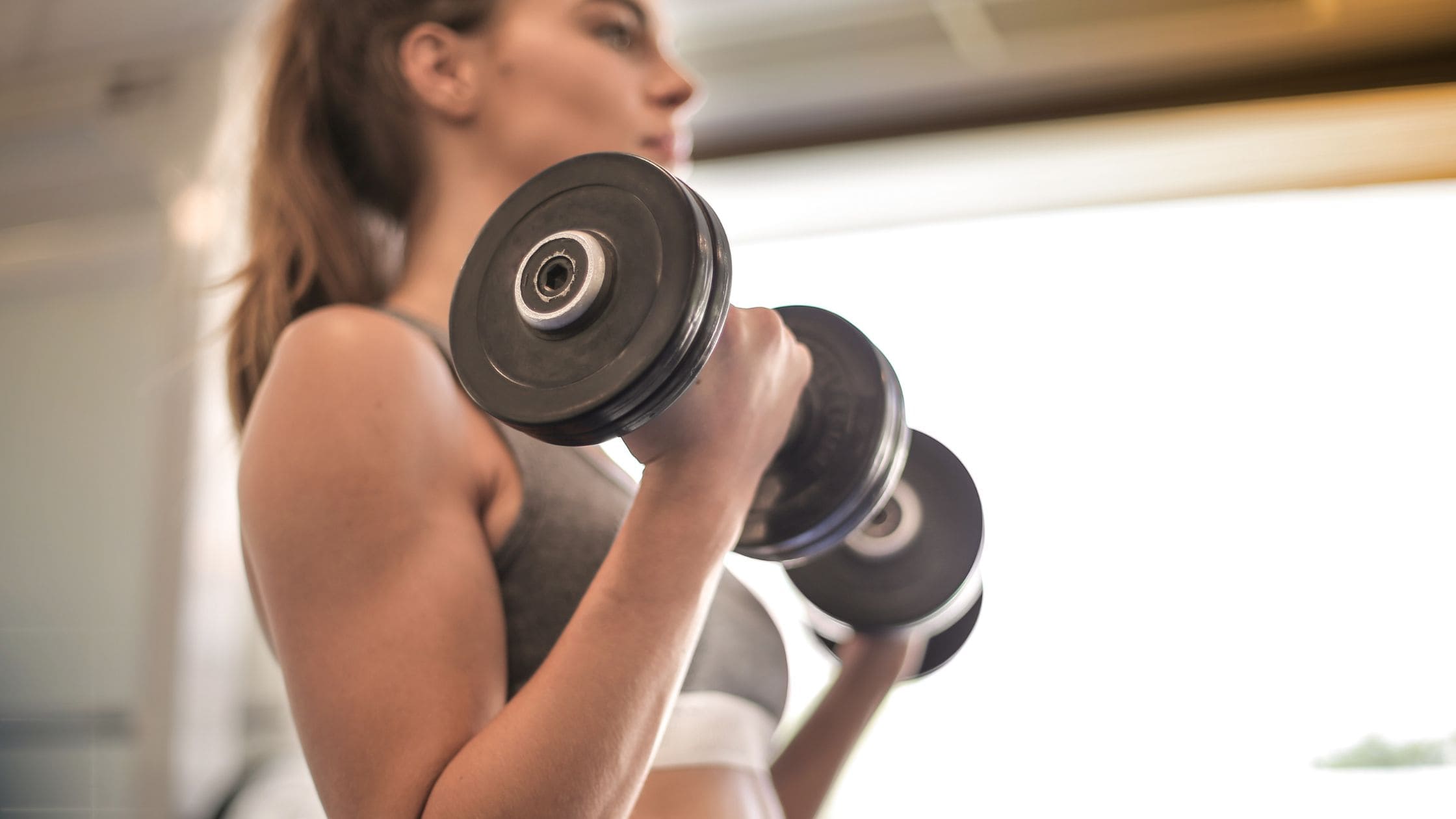Musculation et cycle menstruel : Comment adapter vos entraînements