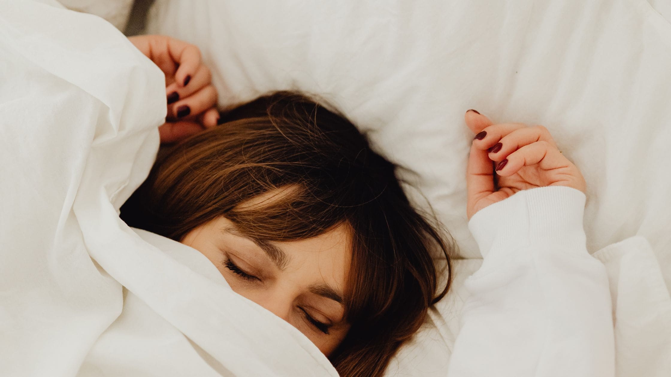 Sommeil et hormones : Pourquoi vous dormez mal avant vos règles