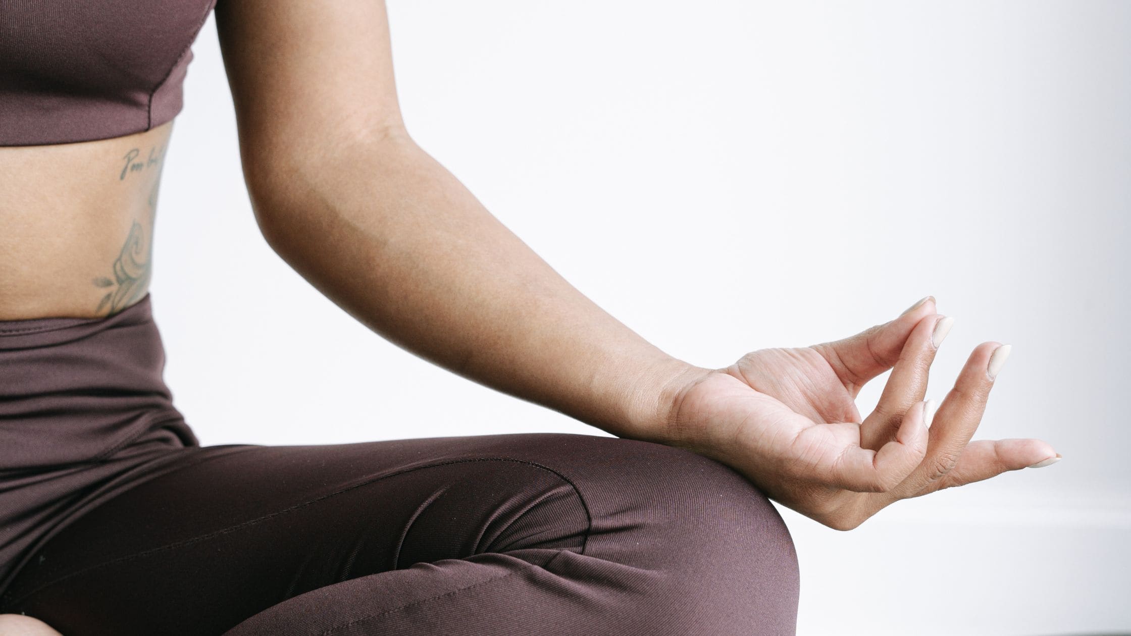 Yoga et règles : 5 postures douces pour soulager les crampes